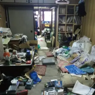 残置物が散乱した室内
