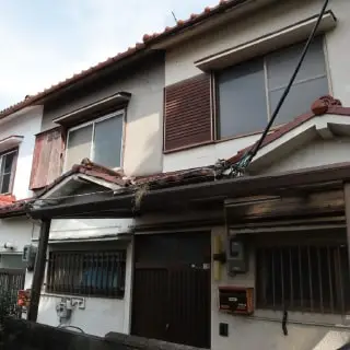 外壁が破損した築古物件の外観